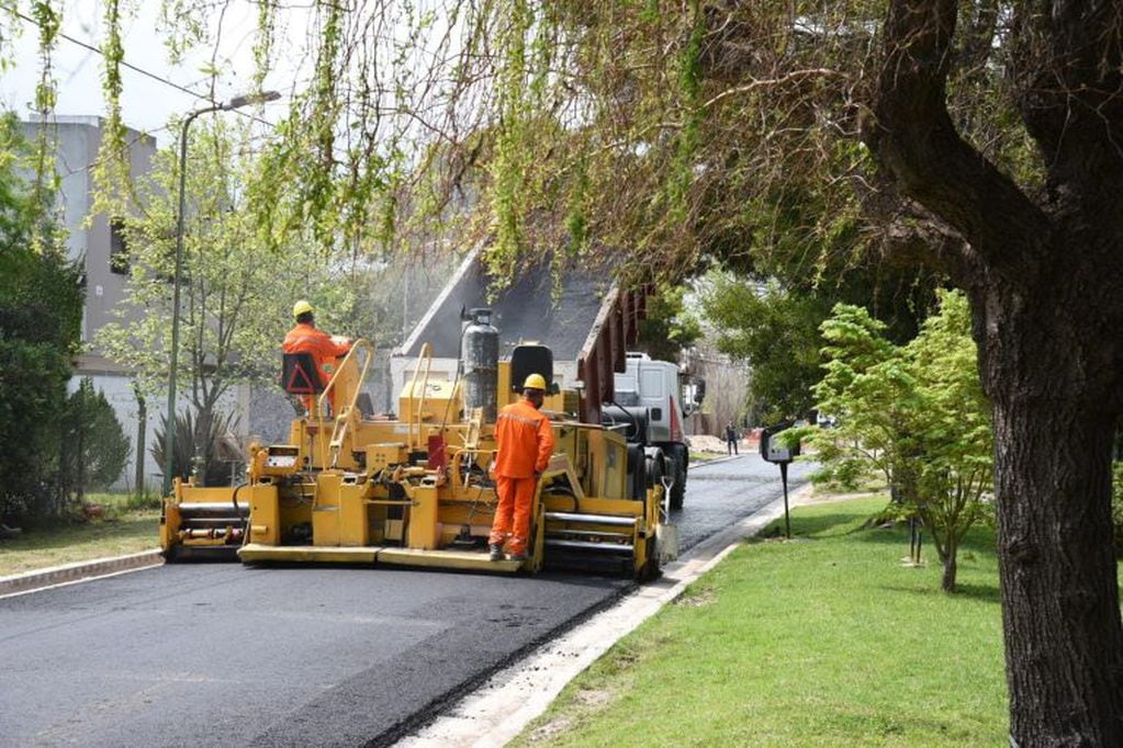 Tras recorrer una obra vial, Garro celebró que “la reactivación de la construcción se traduce en más empleo genuino” (Municipalidad de La Plata)