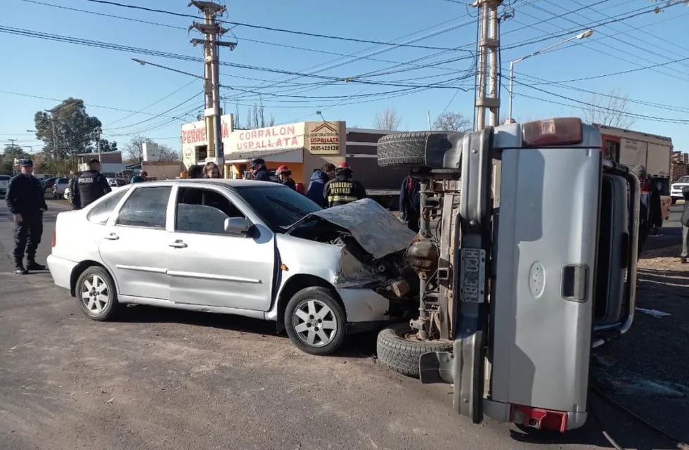 La camioneta quedó volcada luego del violento choque con el VW Polo.