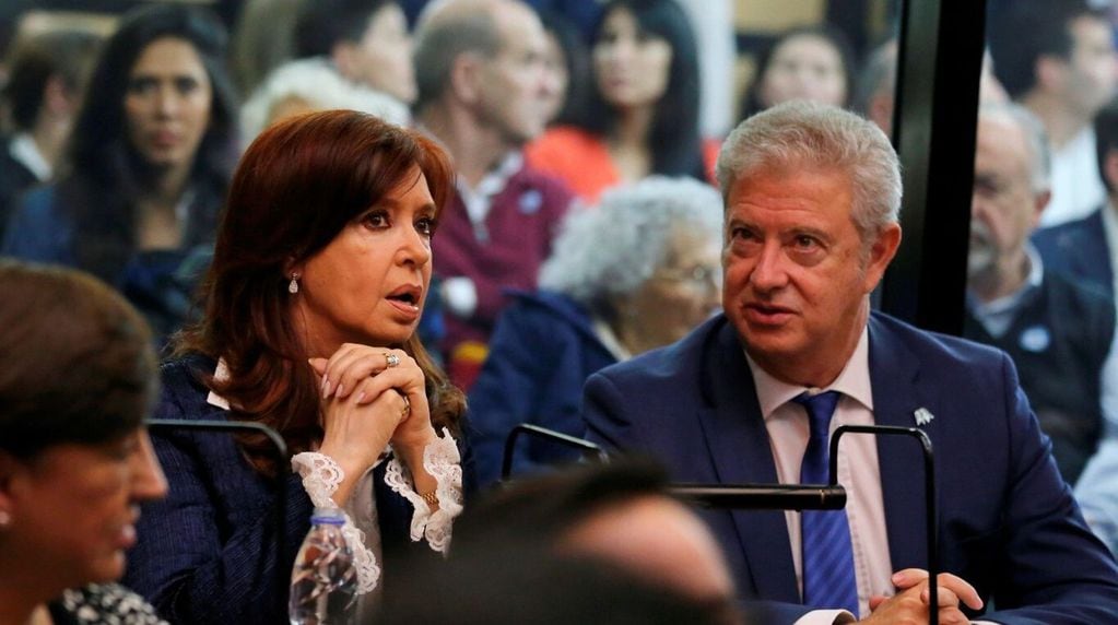 Cristina Kirchner junto a su abogado, Carlos Beraldi.