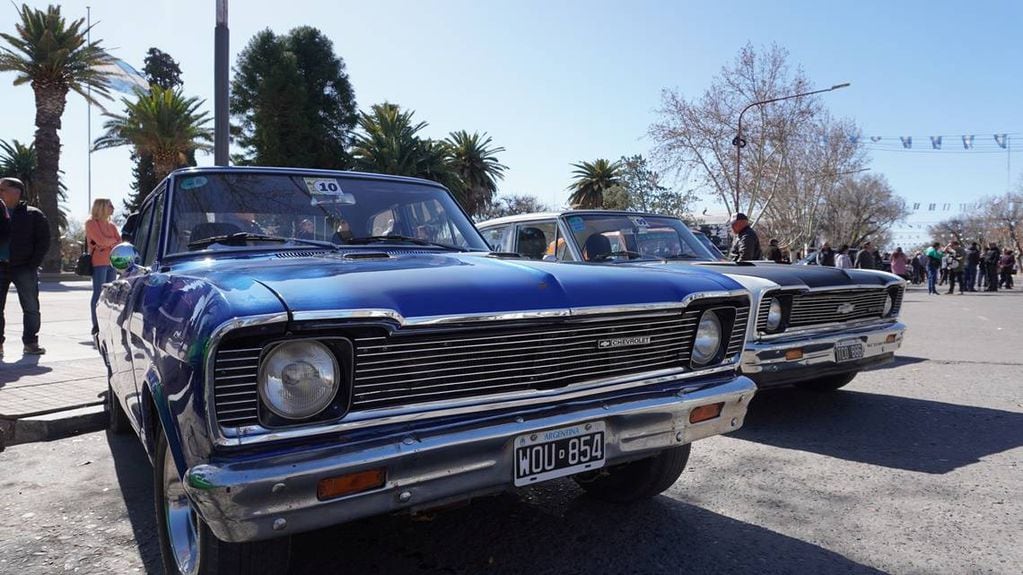 Los autos y motos antiguos son un atractivo para grandes y chicos en General Alvear.