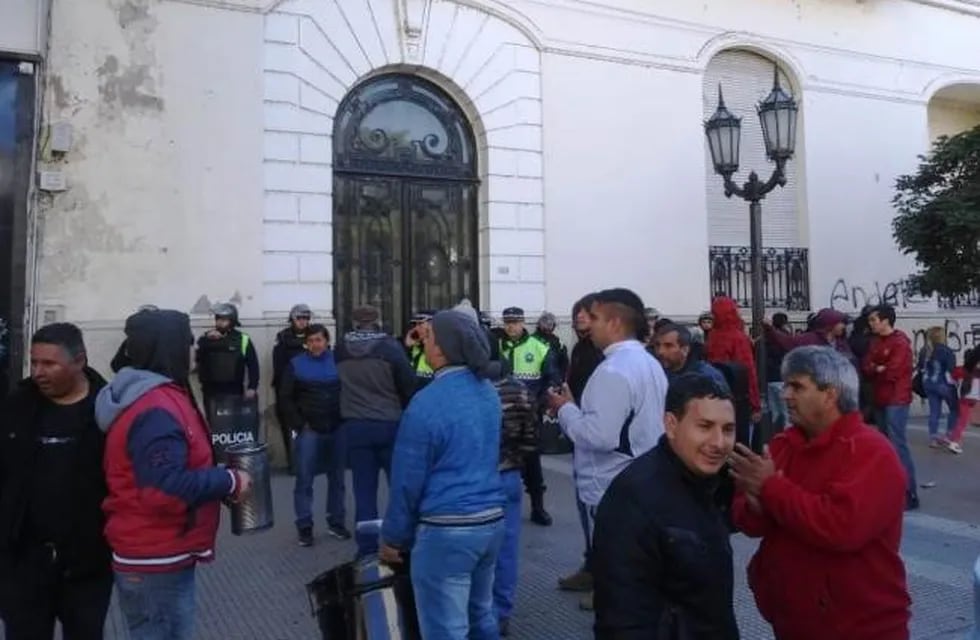 Más de 400 trabajadores azucareros reclaman el pago de salarios adeudados. (Web)