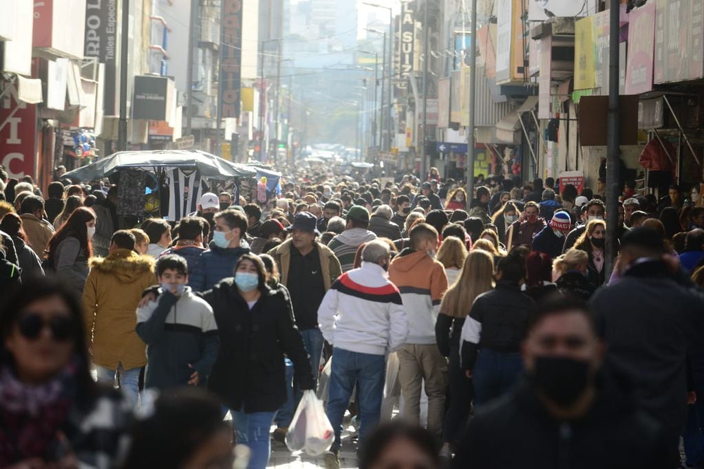 Una multitud recorre las calles céntricas de la ciudad de Córdoba.