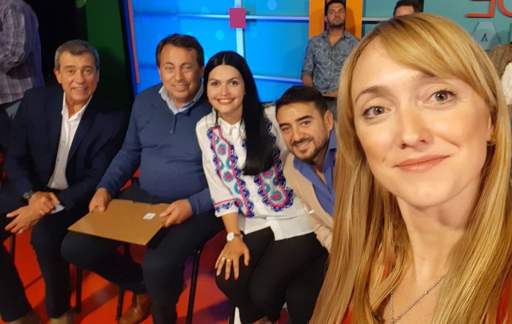 Flor Destéfanis acompañó a Anabel Fernández Sagasti el día del debate de canal 7.