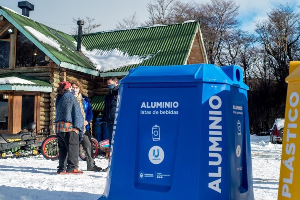 Se entregaron campanas para reciclado de residuos en los centros invernales