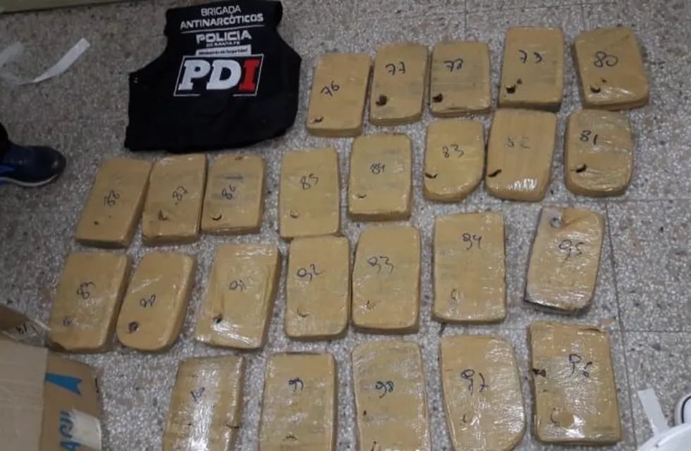 La policía secuestró 150 kilos de marihuana en Santa Fe. (@maxipullaro)