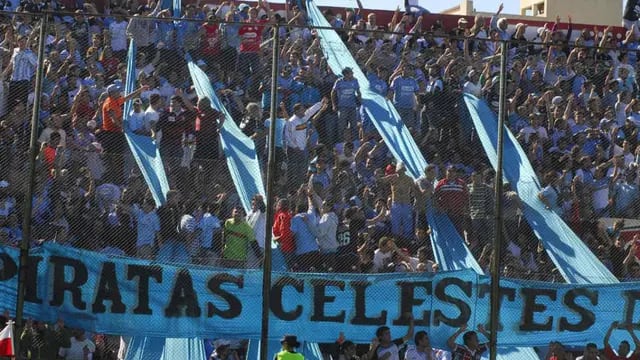 La hinchada de Belgrano despidió al equipo cantando y reconoció el esfuerzo de los jugadores (Foto: La Voz).