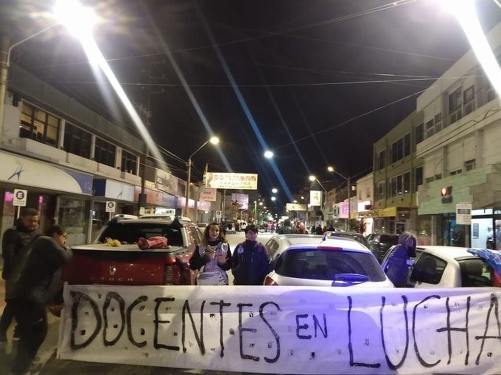 Docentes de Puerto Madryn se manifiestan en las calles céntricas.