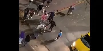 Pánico en Nueva Córdoba, en la esquina de Larrañaga y Derqui, por un grupo de delincuentes. (Captura de video)