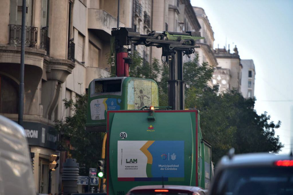 Vacían contenedores de basura en el centro de la ciudad de Córdoba. 