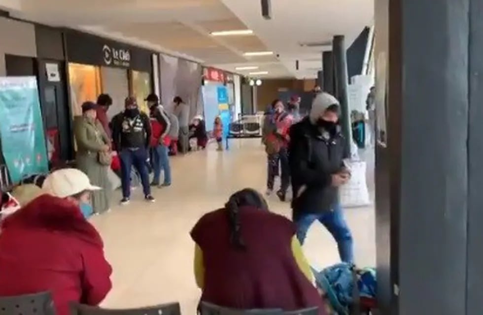 Desde Mendoza, ciudadanos bolivianos, varados, regresan a su país.