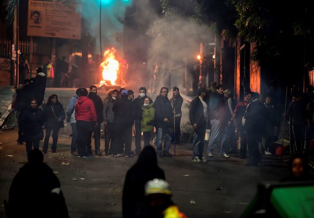 La gente bloquea una calle en los alrededores de la plaza principal en La Paz, Bolivia, el 11 de noviembre de 2019. Crédito: RONALDO SCHEMIDT / AFP.