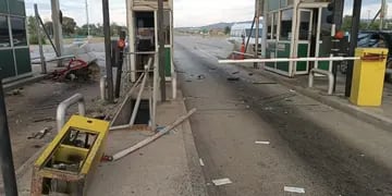 Autopista Córdoba-Carlos Paz. Perdió el control de su auto y chocó contra el peaje. (Policía de Córdoba)