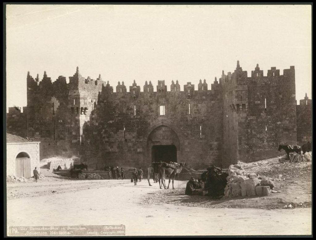 La puerta de Damasco, una de las principales entradas a la Ciudad Vieja de Jerusalén, tomada en 1900. EFE/Bruno Hentschel.