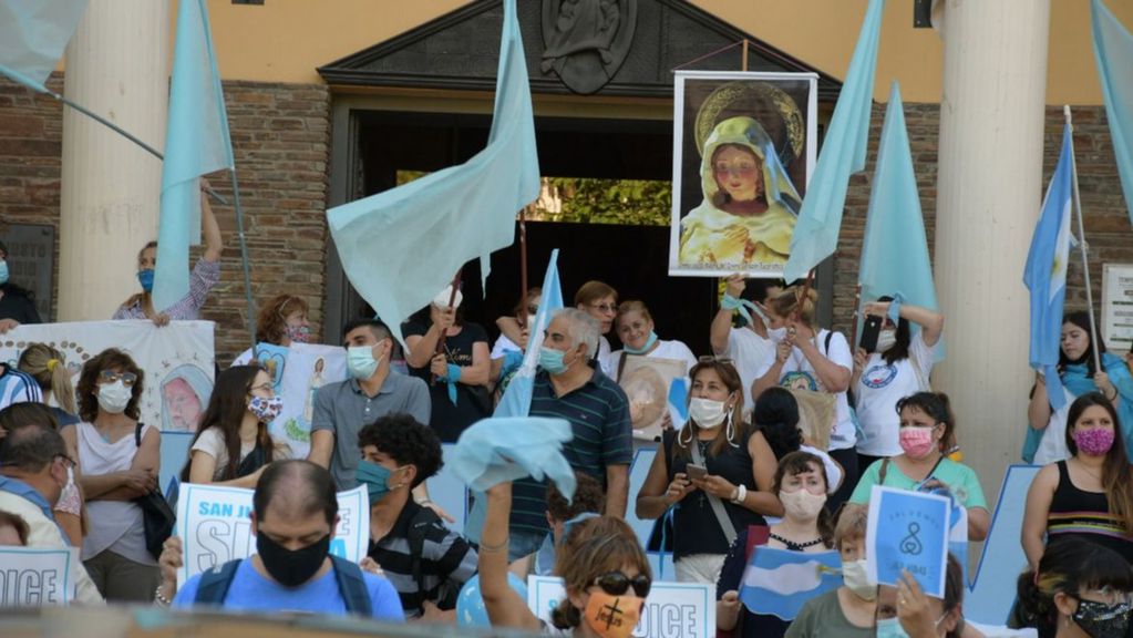 Los manifestantes levantaron sus pañuelos celestes en la Catedral/ Diario Huarpe