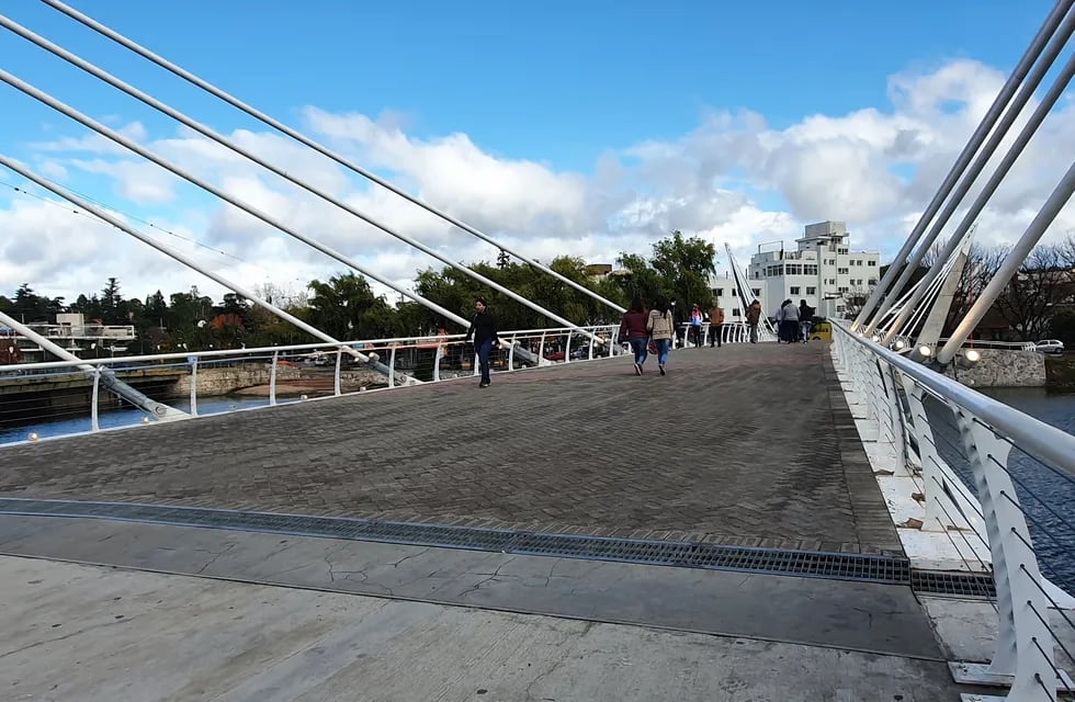 Puente peatonal "Centenario" de Villa Carlos Paz. (Foto: VíaCarlosPaz).
