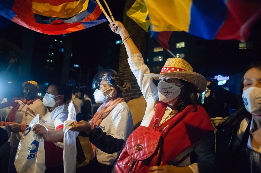 Ecuatorianos celebran en las calles la victoria de Guillermo Lasso
