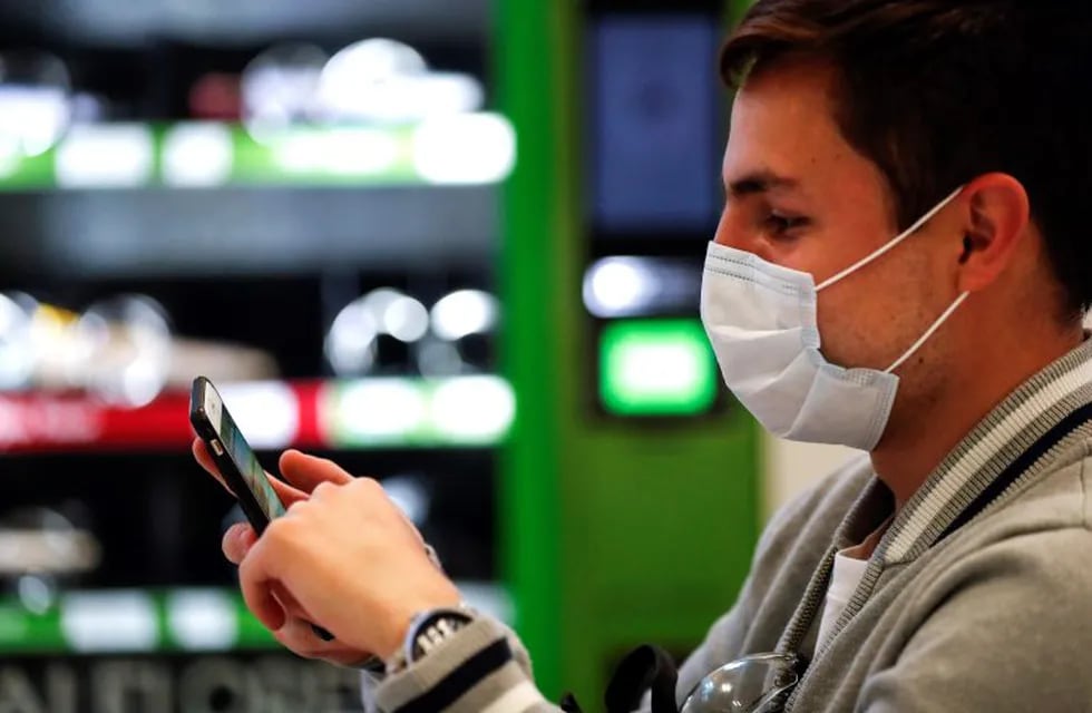 AME4913. SAO PAULO (BRASIL), 16/03/2020.- Personas usan máscaras como precaución contra la propagación del nuevo coronavirus COVID-19 este lunes en el Aeropuerto Internacional de Sao Paulo (Brasil). El presidente de Brasil, Jair Bolsonaro, ignoró este domingo la contención en eventos sociales recomendada por las autoridades sanitarias y participó en una marcha en favor de su Gobierno y contra el poder Legislativo y Judicial. Alentó a miles de brasileños a salir a las calles, a pesar del riesgo de propagación, y se dio un breve baño de masas en Brasilia, donde le recibieron con gritos de \