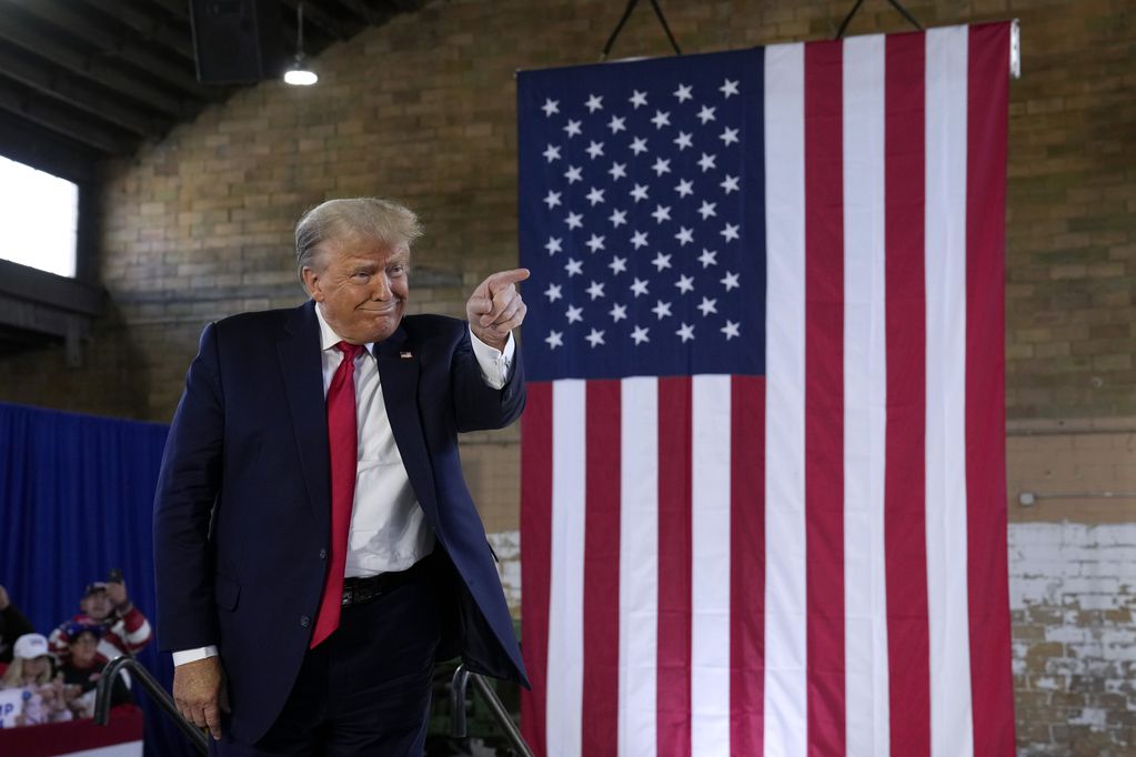 El presidente Donald Trump llega a un acto político en Waterloo, Iowa, el sábado 7 de octubre de 2023.
