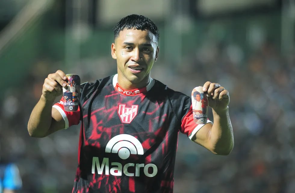 Damián Puebla, autor de dos goles para Instituto en el partido ante Banfield y la dedicatoria especial. (Fotobaires)