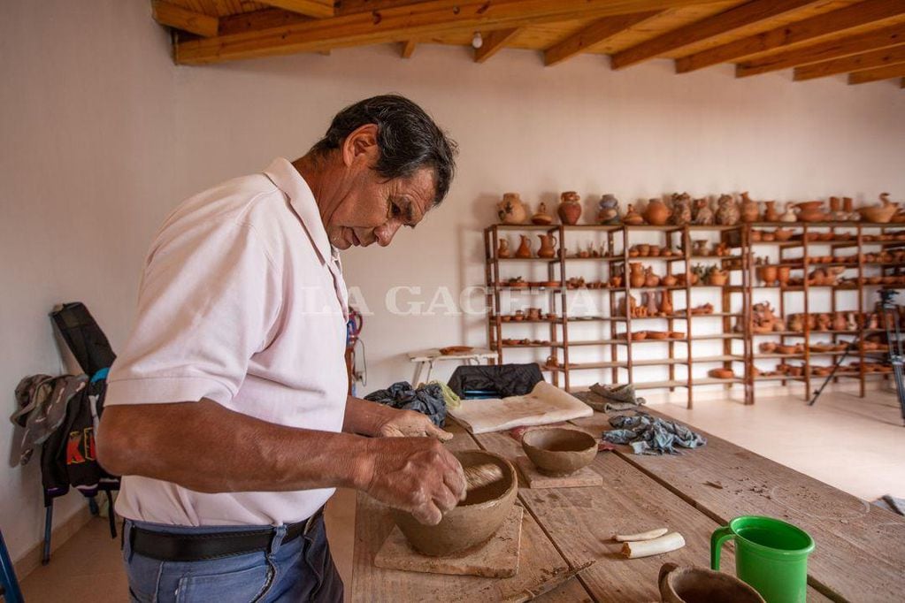 Rolando trabajando en su taller.