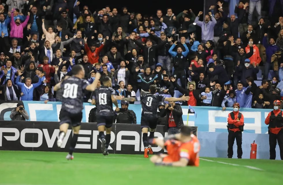 Gol de Pablo Vegetti, triunfo del Belgrano puntero y a estadio lleno. El marco ideal para pedir matrimonio.