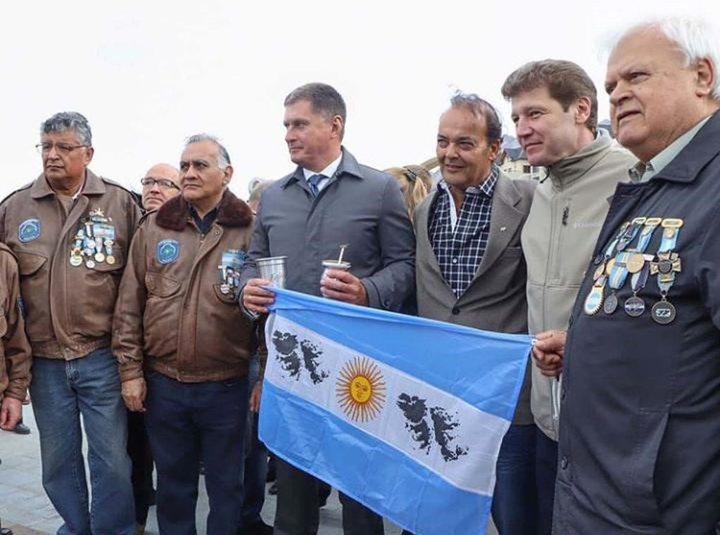 Ramón López junto al Goernador Gustavo Melella, Embajador Ruso y Veteranos de Guerra residentes en Ushuaia