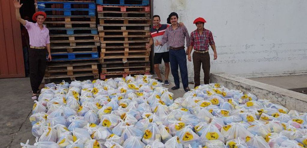 Con los 100 mil pesos donó 250 bolsas de mercadería a los más afectados por el temporal