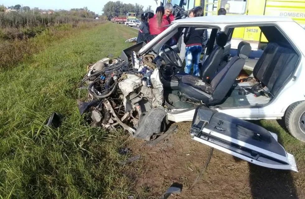 El Renault 9 quedó completamente destruido y su conductor se salvó de milagro.