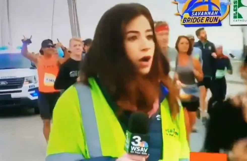 Una periodista fue manoseada en vivo por un maratonista. (Captura)