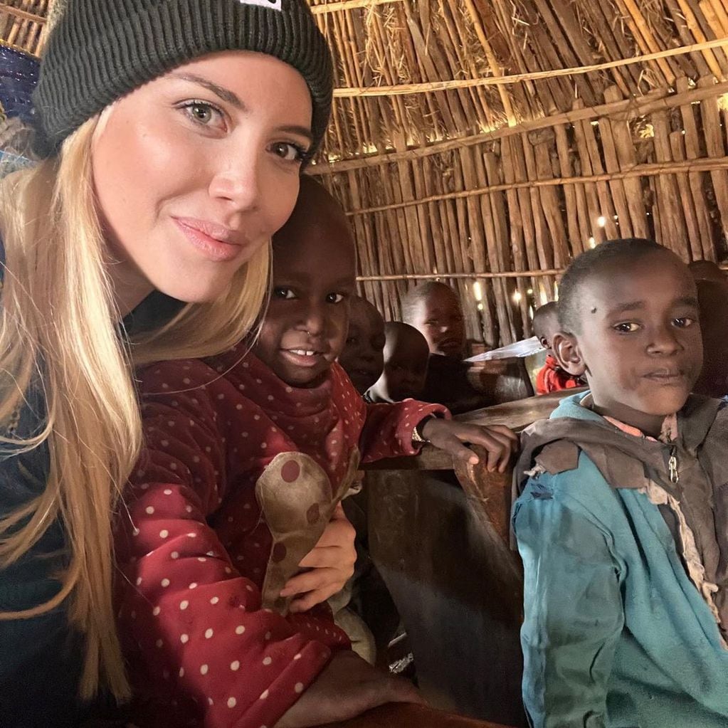 Wanda Nara y Mauro Icardi se sacaron fotos con niños de Tanzania.
