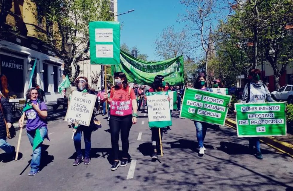 En La Plata, cientos de mujeres marcharon pidiendo que el Congreso trate este año el proyecto de Interrupción Voluntaria del Embarazo (Twitter)