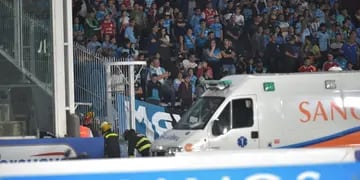 Un hincha de Belgrano cayó a la fosa del Kempes en el partido contra Sarmiento de Junín en la noche del lunes. (Javier Ferreyra / La Voz)