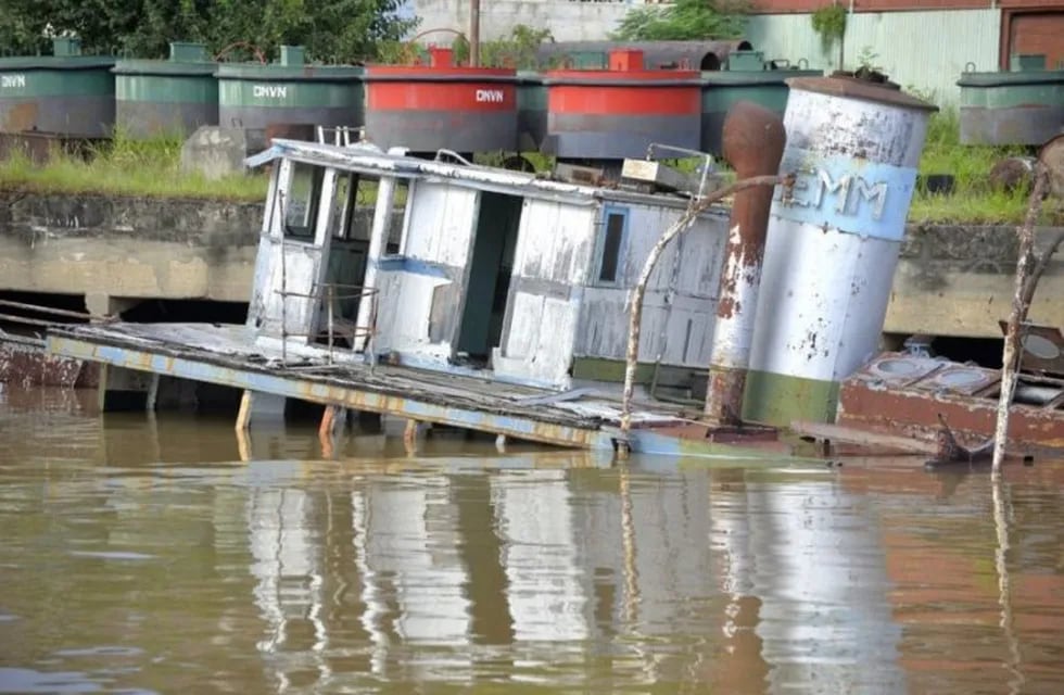 Barcos abandonados en el Puerto de Paraná.