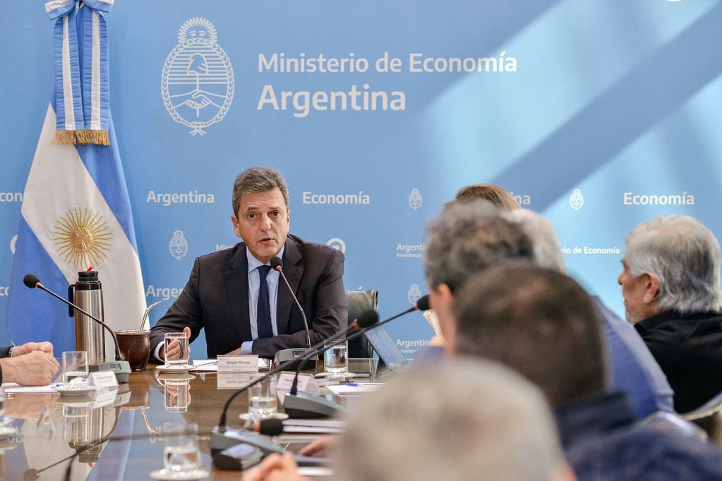Sergio Massa busca "contentar" al FMI al bajar el gasto público.