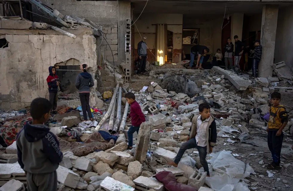 Palestinos observan la destrucción causada por un ataque israelí en Rafah, en el sur de la Franja de Gaza, el 29 de diciembre de 2023.