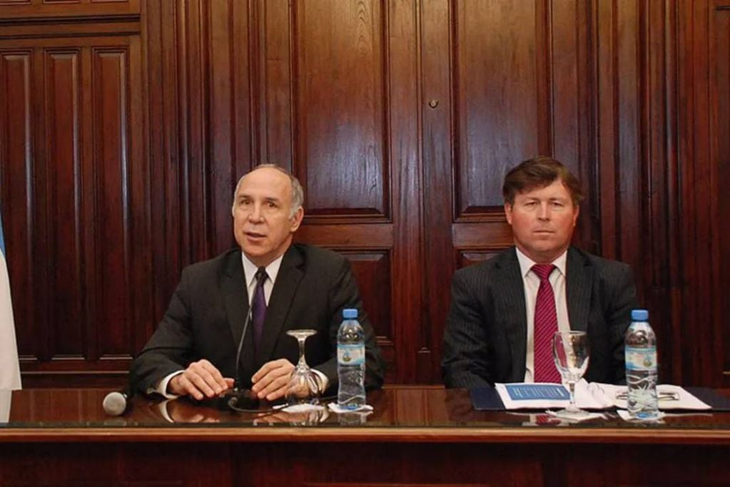 El juez de la Corte Ricardo Lorenzetti (izquierda) y Héctor Marchi, el administrador general que fue desplazado (derecha)