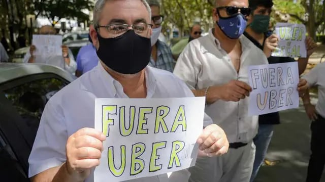 Movilización de remiseros en Rosario contra Uber