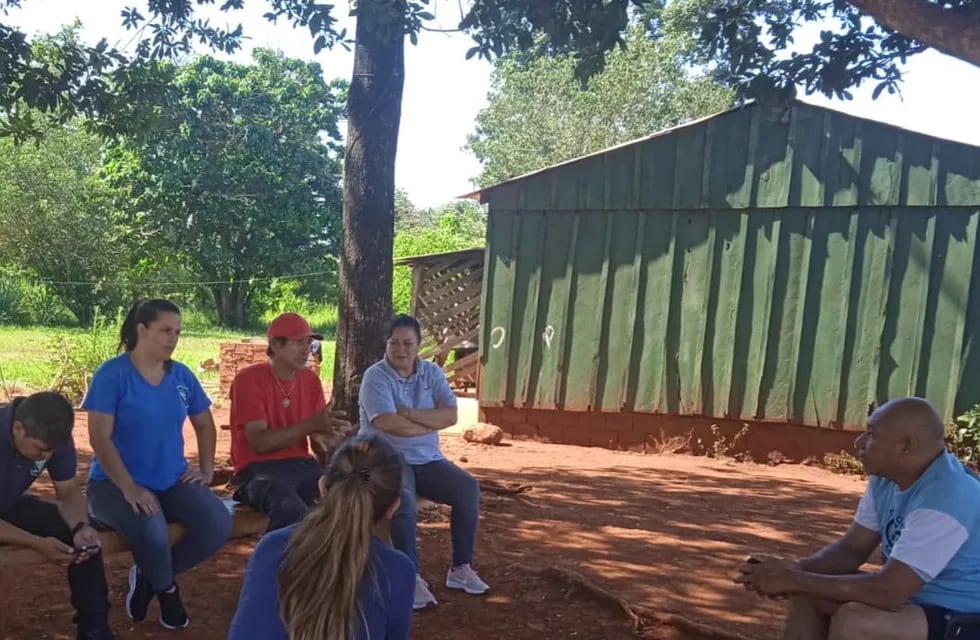 Charlas de concientización sobre conductas ambientales en aldeas guaraníes de Iguazú.