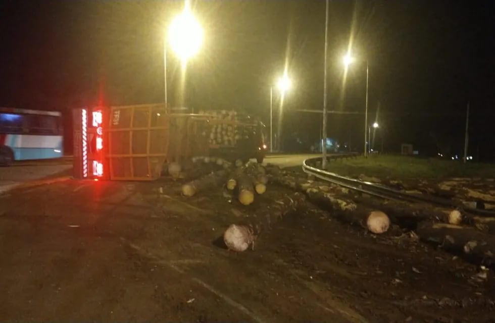 Un camión con rollos de pino volcó en Puerto Esperanza.