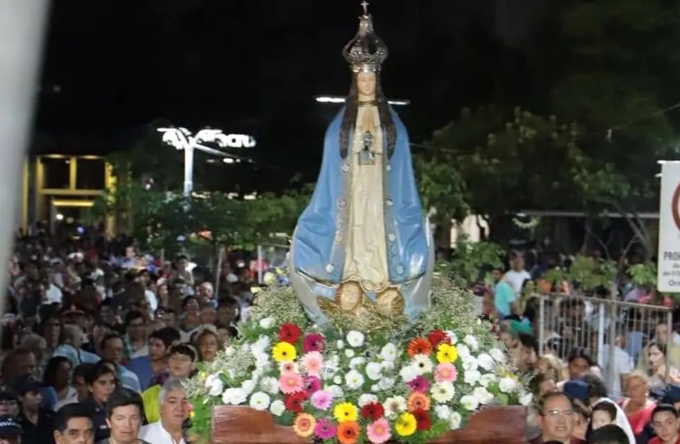Fieles en procesión con la Virgen del Valle