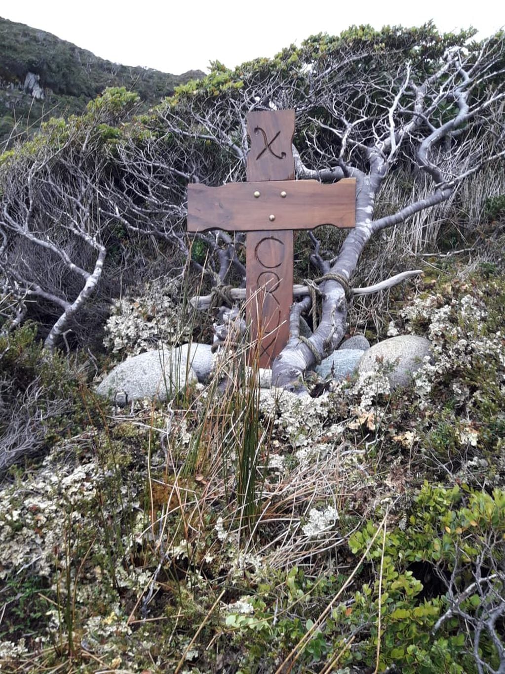 Cruz de homenaje simbólico a los caídos del Belgrano,