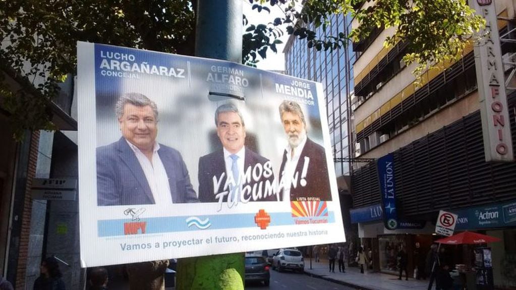 Los afiches coparon la ciudad. (Vía Tucumán)