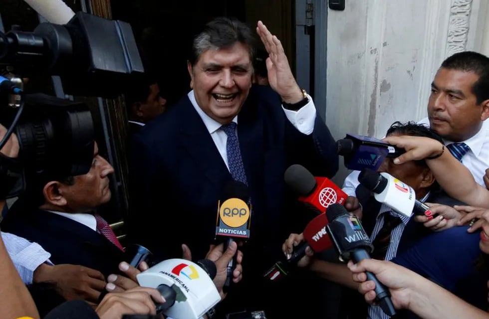 FILE PHOTO: Former president of Peru Alan Garcia arrives to the National Prosecution office to testify in Odebrecht case in Lima, Peru February 16, 2017. REUTERS/Guadalupe Pardo/File Photo