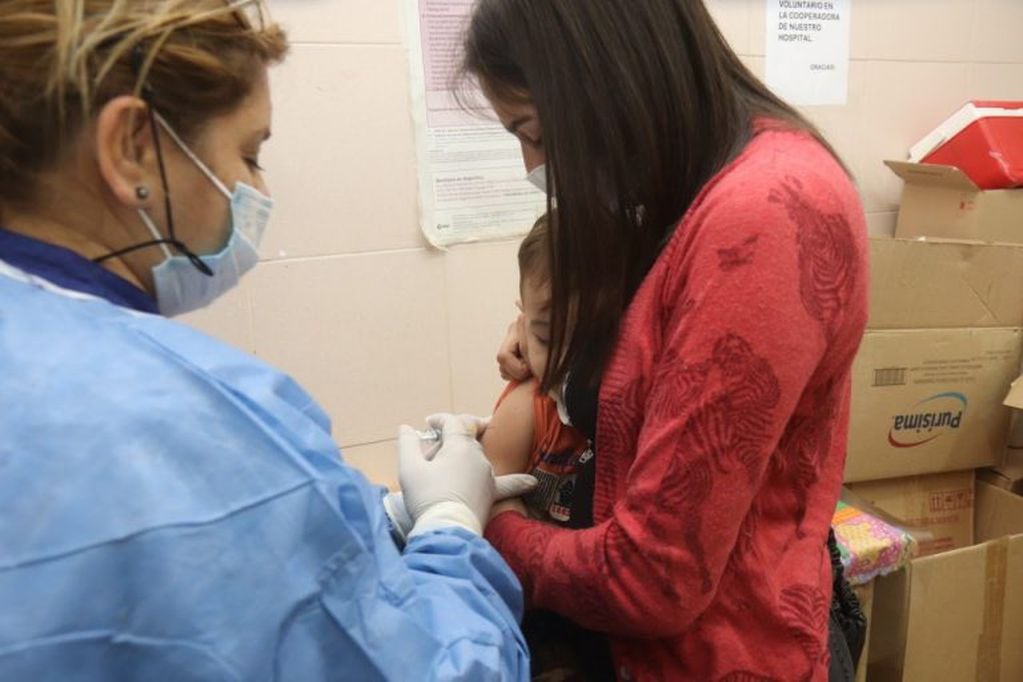 Este jueves se vacuna a niños entre 6 meses y 2 años, y embarazadas. (Foto: Municipal).