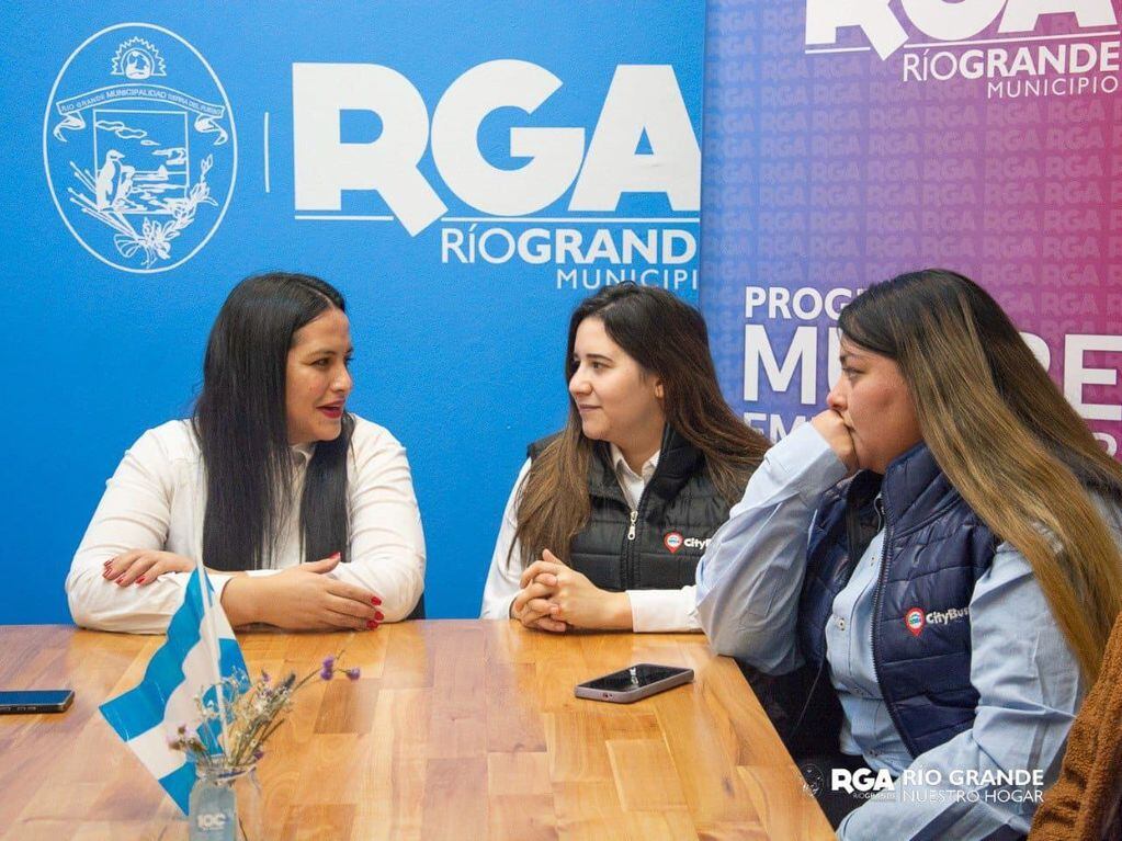 El proyecto de incorporar choferesas se hizo realidad. Cinco mujeres estarán al mando del volante en colectivos de Río Grande