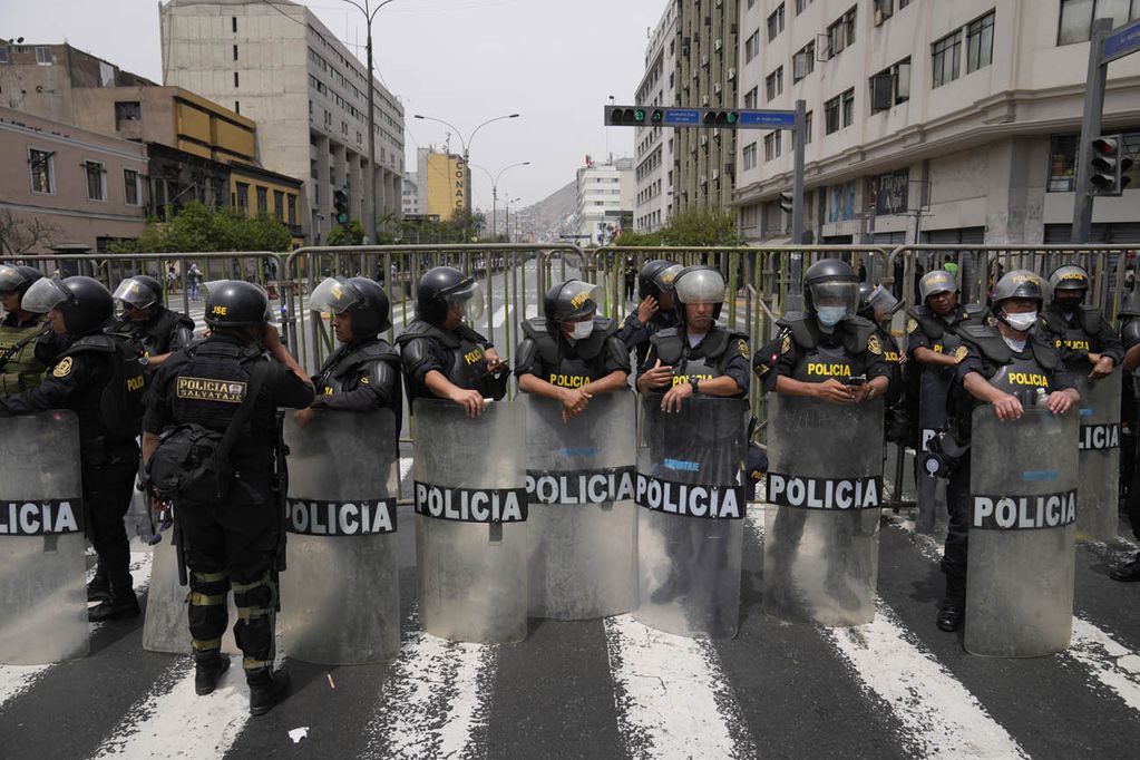 La policí­a bloquea el acceso en las calles que dan al Congreso de Perú. 