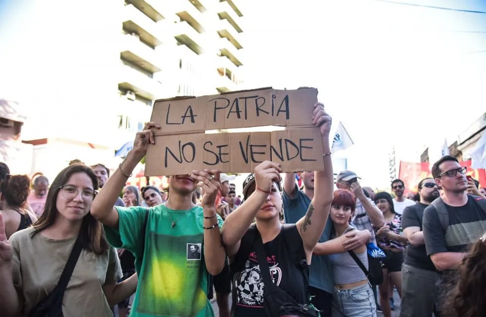 "No al avance sobre los derechos del pueblo" y "No al DNU", los postulados de la marcha.