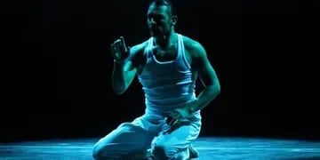 Hernán Piquín, sobre el escenario del Teatro del Lago, donde interpreta cada noche el papel de Freddie Mercury.