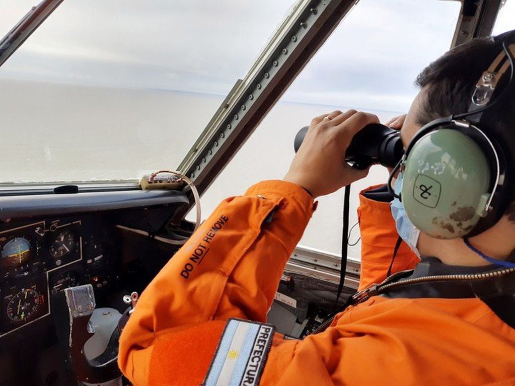 Por el operativo de búsqueda de Valentín de María participaron Prefectura Naval Argentina, la Policía Bonaerense, una moto de agua, un semirrígido, el guardacostas GC- 79 Río Deseado y un helicóptero.