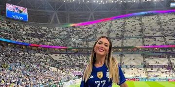 Agustina Gandolfo y su look que es tendencia en los partidos de Argentina: camiseta atada a la cintura